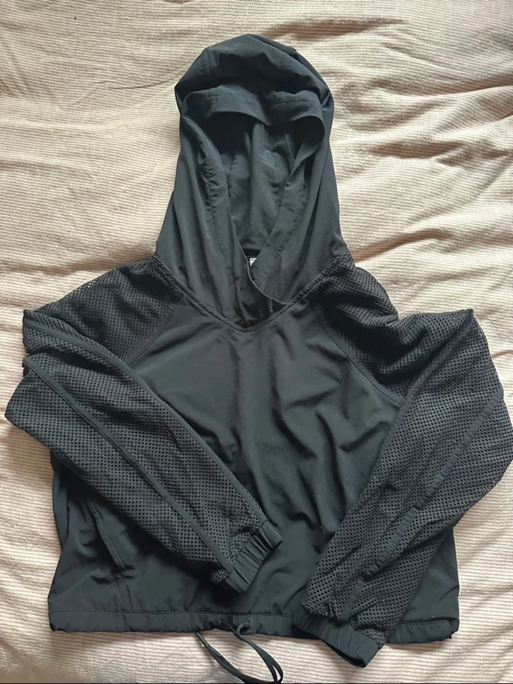 lululemon athletica Black Mesh-Sleeve Hooded Pullover - Picture 4 of 5